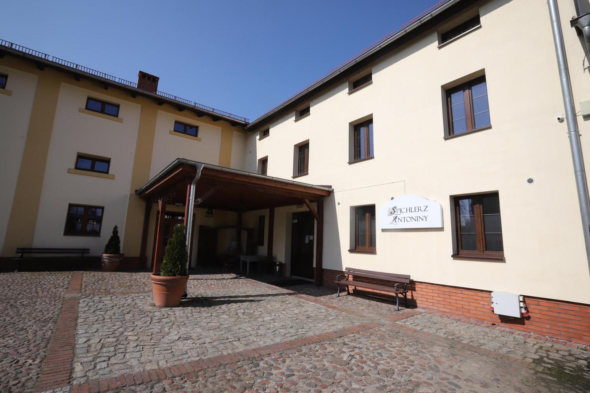 Hotel Sandro Silver & Spichlerz Antoniny Leszno  Exterior foto