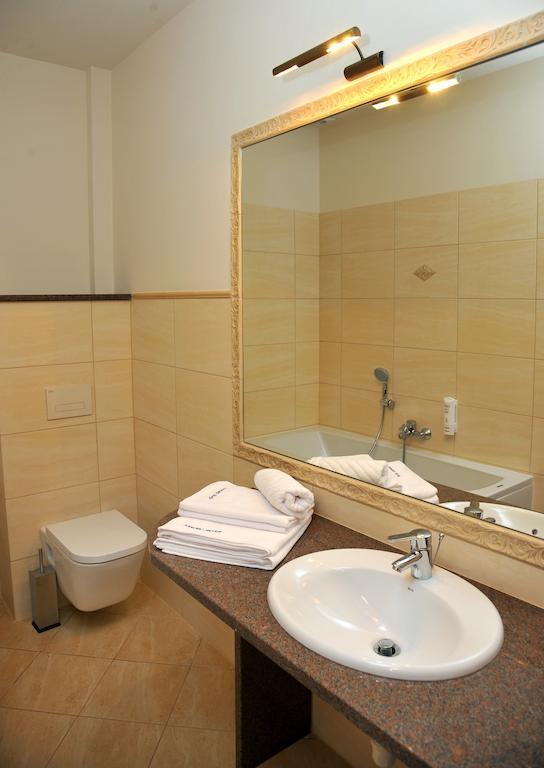 Hotel Sandro Silver & Spichlerz Antoniny Leszno  Exterior foto